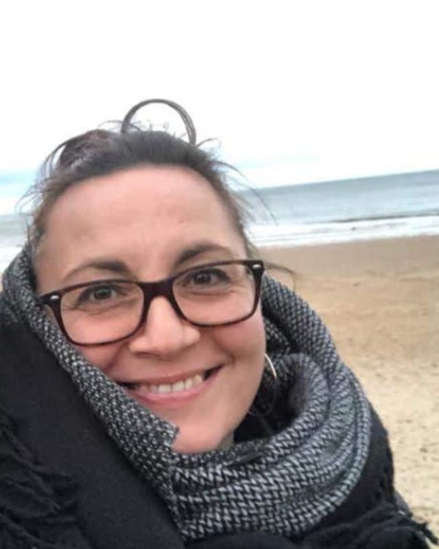 Katja Ternig lächelnd am Strand
